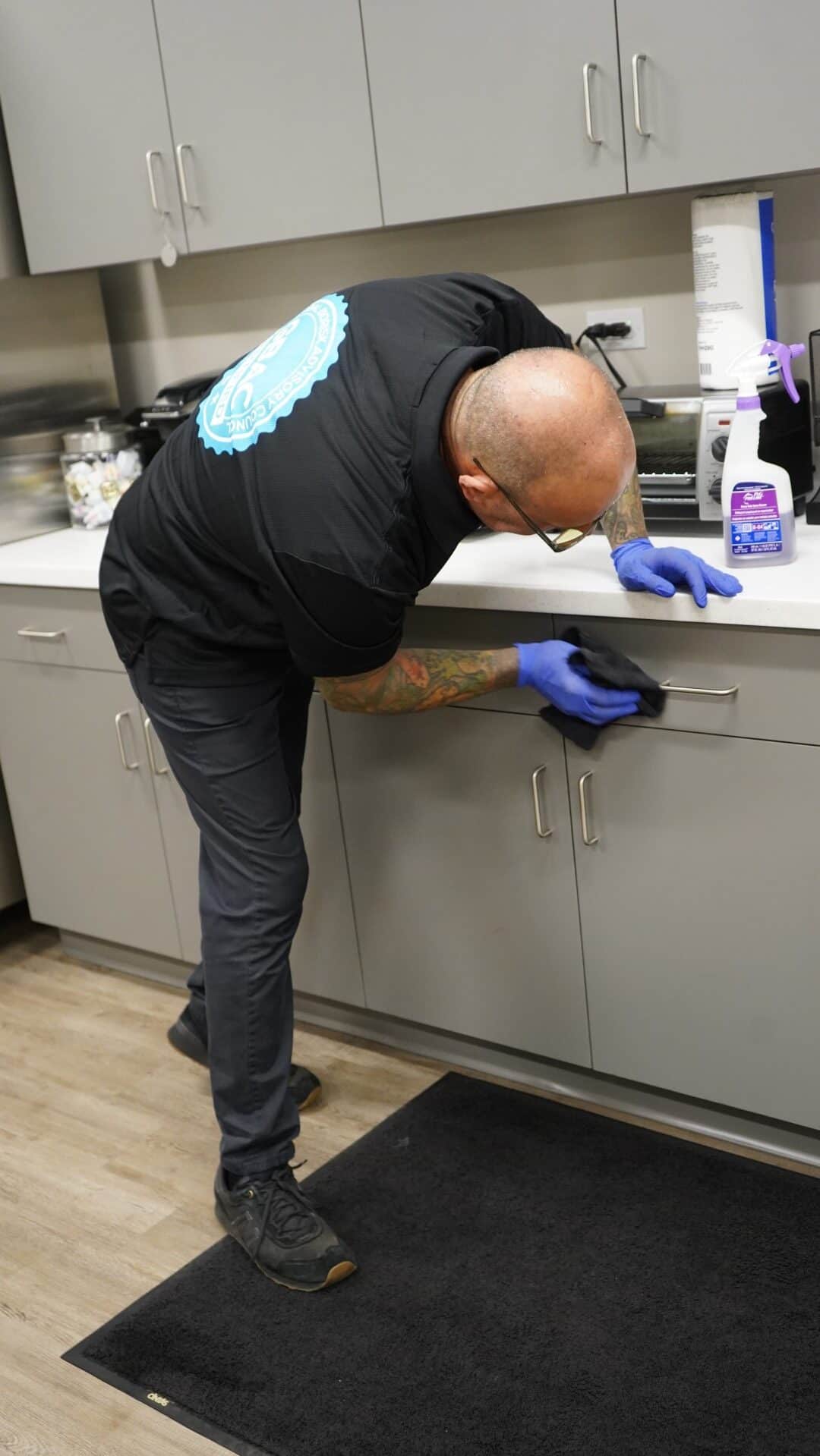 Office Cleaning Services In Chicago- Helping Hands Commercial Cleaning Services